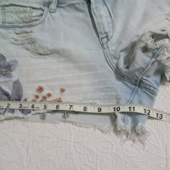 Chelsea and Violet Size 28 Distressed Floral Embroidered Denim Shorts Women Blue - Picture 10 of 12